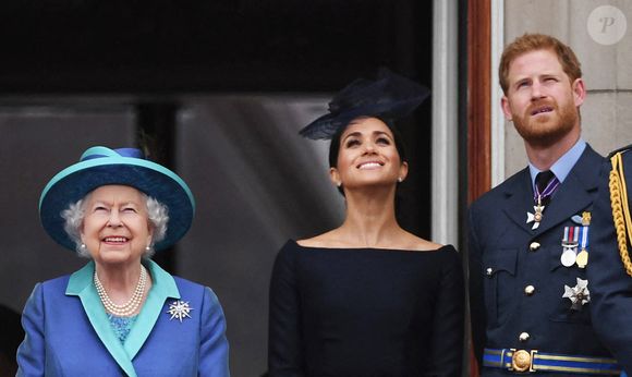 La Reine Elizabeth II avec le Duc et la Duchesse de Sussex sur le balcon du Palais de Buckingham assitent à un défilé aérien de la Royal Air Force au-dessus du centre de Londres pour marquer le centenaire de la Royal Air Force. 10/7/2018 © Victoria Jones/PA Wire