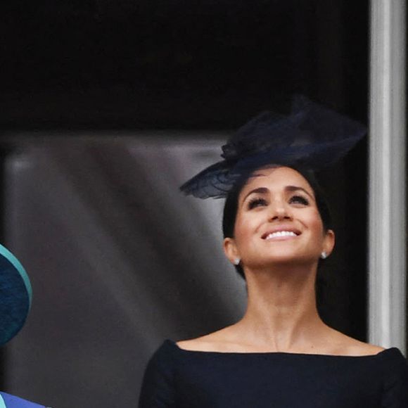 La Reine Elizabeth II avec le Duc et la Duchesse de Sussex sur le balcon du Palais de Buckingham assitent à un défilé aérien de la Royal Air Force au-dessus du centre de Londres pour marquer le centenaire de la Royal Air Force. 10/7/2018 © Victoria Jones/PA Wire