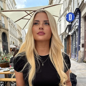 Kelly Vedovelli est l'une des chroniqueuses phares de Cyril Hanouna.

Kelly Vedovelli sublime sur Instagram.