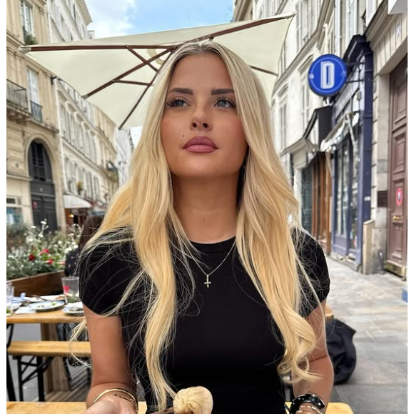 Kelly Vedovelli est l'une des chroniqueuses phares de Cyril Hanouna.

Kelly Vedovelli sublime sur Instagram.