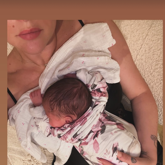Les deux bébés étaient restés plusieurs jours à la maternité en raison de leur faible poids de naissance.

Capture Instagram - Kelly Vedovelli