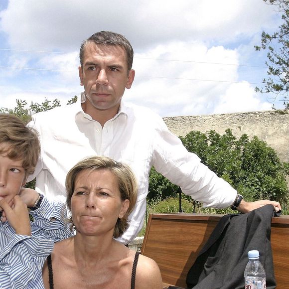 La journaliste française Claire Chazal  avec Philippe Torreton et son fils Franois à Grignan le 7 juillet 2005.Photo par Gerald Holubowicz/ABACAPRESS.COM