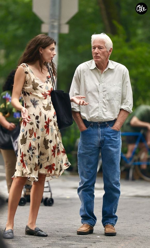 New York (New York) – Richard Gere et Diana Silvers ont été aperçus en plein tournage du drame romantique « Asymmetry », actuellement filmé à New York. Backgrid USA / Bestimage