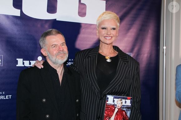Cette métamorphose s’est construite progressivement avec son coiffeur Théo Bartolomé.

Éric Naulleau, rédacteur en chef de Lui, Adriana Karembeu lors de la soirée de lancement du magazine Lui à l'hôtel Bowmann à Paris le 9 mars 2026. © Philippe Baldini / Bestimage
