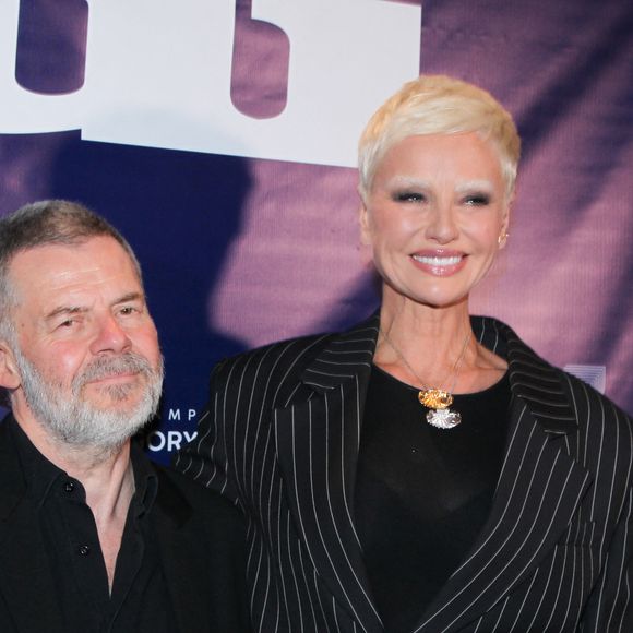 Cette métamorphose s’est construite progressivement avec son coiffeur Théo Bartolomé.

Éric Naulleau, rédacteur en chef de Lui, Adriana Karembeu lors de la soirée de lancement du magazine Lui à l'hôtel Bowmann à Paris le 9 mars 2026. © Philippe Baldini / Bestimage