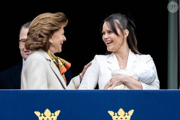 Ayant accouché au mois de février dernier, la femme de Carl Philip a présenté pour la toute première fois leur fille Ines

La reine Silvia de Suède, La princesse Sofia "Hellqvist" de Suède célèbre l'anniversaire de Gustaf de Suède lors d'une parade militaire et en faisant une apparition au balcon du palais royal de Stockholm avec sa famille le 30 avril 2025. @Dana Press / Bestimage.