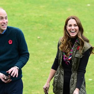À l'instar de Jaguar, Rigby & Peller, ou Floris, Barbour fait partie des marques distinguées par la famille royale britannique. 

Le prince William et Kate Middleton rendent visitent aux scouts à Alexandra Park pour leur campagne © Mirrorpix / Bestimage