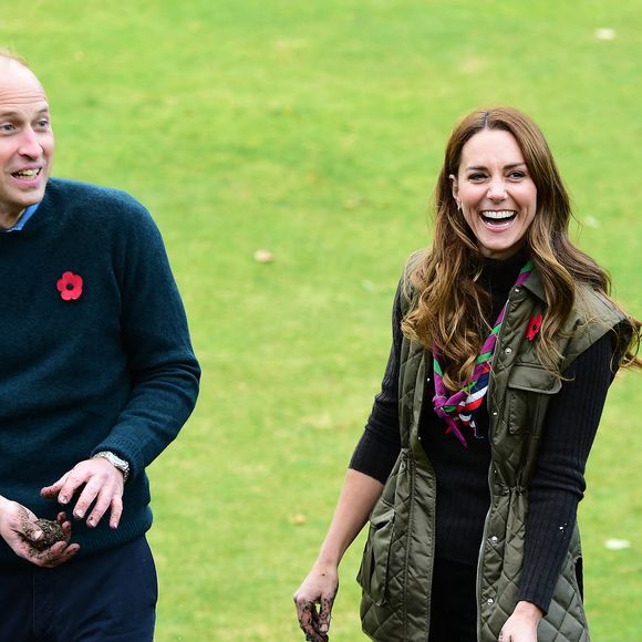 À l'instar de Jaguar, Rigby & Peller, ou Floris, Barbour fait partie des marques distinguées par la famille royale britannique. 

Le prince William et Kate Middleton rendent visitent aux scouts à Alexandra Park pour leur campagne © Mirrorpix / Bestimage