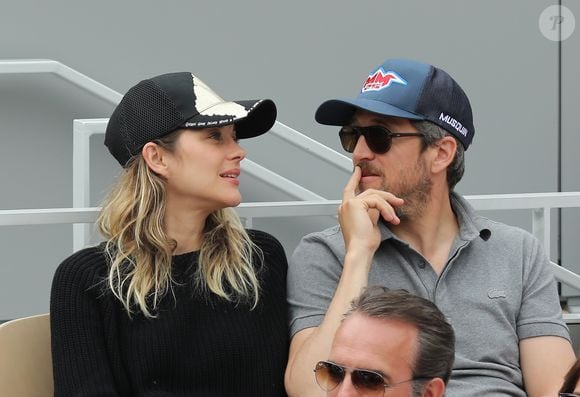 Marion Cotillard et Guillaume Canet - People dans les tribunes lors de la finale messieurs des internationaux de France de tennis de Roland Garros 2019 à Paris le 9 juin 2019. © Jacovides-Moreau/Bestimage