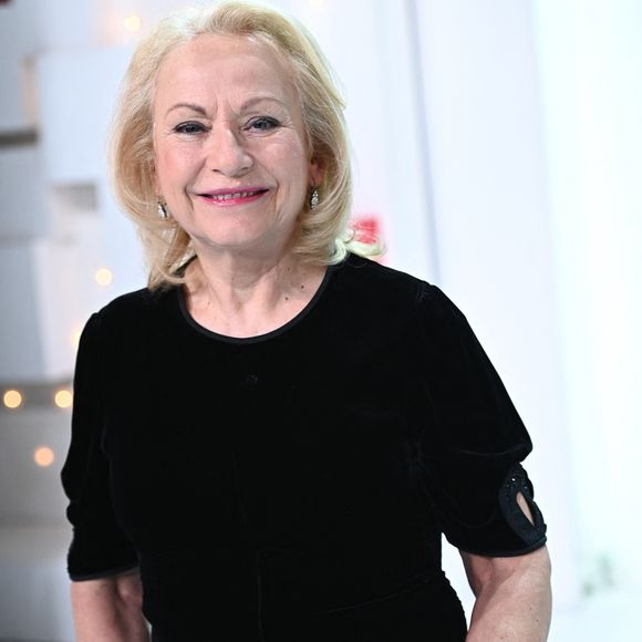 “Théo qui était chanteur a dû donner de nombreux concerts notamment à l’étranger pour arriver à vivre”, poursuit Catherine Glavas Lamboukas

Exclusif - Catherine Glavas-Lamboukas - Enregistrement de l'émission "Vivement dimanche" en hommage à Edith Piaf au studio Gabriel, diffusée sur France 3 le 29 janvier 2023. 
© Guillaume Gaffiot / Bestimage