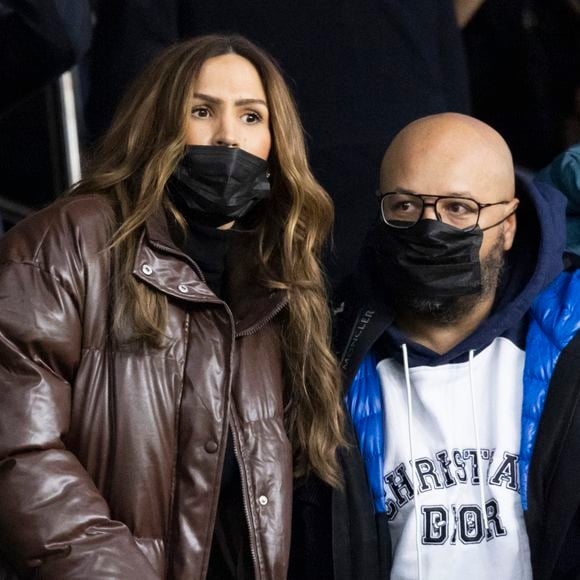 Vitaa et son mari Hicham Bendaoud au match de Ligue 1 Uber Eats "PSG contre Monaco (2-0)" au Parc des Princes, à Paris, le 12 décembre 2021. 

Photo : Cyril Moreau / Bestimage
