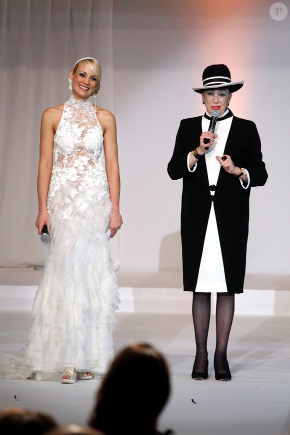 Archives - Elodie Gossuin et Geneviève de Fontenay lors de l'élection de Miss Nationale "Geneviève de Fontenay" 2011 à la salle Wagram à Paris, le 6 décembre 2010.