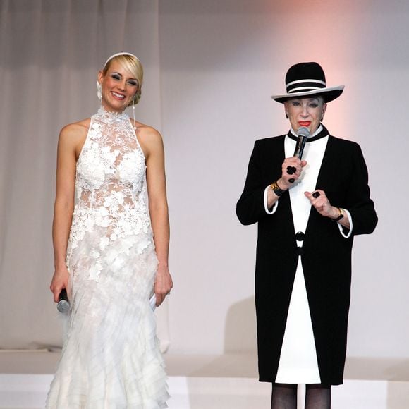 Archives - Elodie Gossuin et Geneviève de Fontenay lors de l'élection de Miss Nationale "Geneviève de Fontenay" 2011 à la salle Wagram à Paris, le 6 décembre 2010.