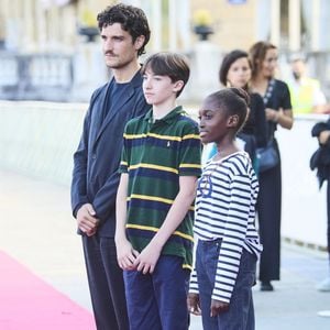 Ses vidéos mettent en avant son naturel, son humour et son style, captivant plus de 37 000 abonnés qui suivent ses aventures avec attention.

Joseph Engel entouré de Louis Garrel et sa fille Oumy (Céline) - Première du film "La croisade" lors du 69ème Festival International du Film de San Sebastian. Le 18 septembre 2021 © Backgrid USA / Bestimage