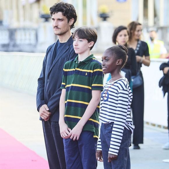 Ses vidéos mettent en avant son naturel, son humour et son style, captivant plus de 37 000 abonnés qui suivent ses aventures avec attention.

Joseph Engel entouré de Louis Garrel et sa fille Oumy (Céline) - Première du film "La croisade" lors du 69ème Festival International du Film de San Sebastian. Le 18 septembre 2021 © Backgrid USA / Bestimage