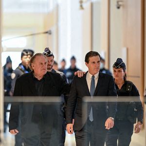 L'acteur français Gérard Depardieu arrive, avec son avocat Jérémie Assous, à l'ouverture de son procès pour agressions sexuelles sur deux femmes lors d'un tournage de film en 2021, au tribunal correctionnel de Paris, France, le 24 mars 2025. Depardieu, 76 ans, qui a réalisé plus de 200 films et séries télévisées, a été accusé de comportement inapproprié par une vingtaine de femmes, mais c'est la première affaire à être jugée. Les deux plaignantes - Amélie, 54 ans, décoratrice, et Sarah (nom modifié), 34 ans, assistante réalisatrice - allèguent une agression sexuelle lors du tournage en 2021 de « Les Volets Verts » du réalisateur Jean Becker. © Pierre Perusseau/Bestimage