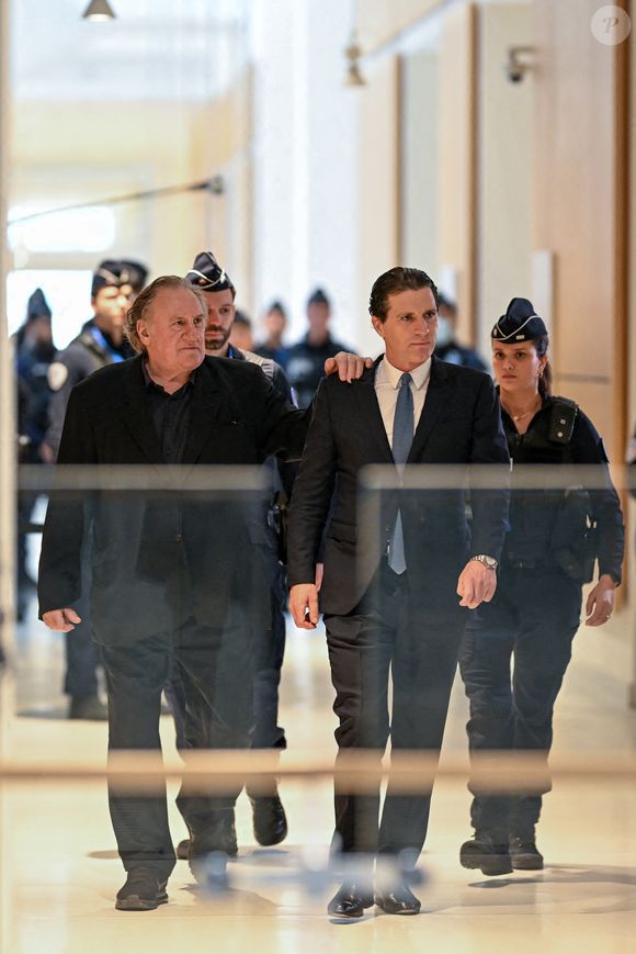 L'acteur français Gérard Depardieu arrive, avec son avocat Jérémie Assous, à l'ouverture de son procès pour agressions sexuelles sur deux femmes lors d'un tournage de film en 2021, au tribunal correctionnel de Paris, France, le 24 mars 2025. Depardieu, 76 ans, qui a réalisé plus de 200 films et séries télévisées, a été accusé de comportement inapproprié par une vingtaine de femmes, mais c'est la première affaire à être jugée. Les deux plaignantes - Amélie, 54 ans, décoratrice, et Sarah (nom modifié), 34 ans, assistante réalisatrice - allèguent une agression sexuelle lors du tournage en 2021 de « Les Volets Verts » du réalisateur Jean Becker. © Pierre Perusseau/Bestimage