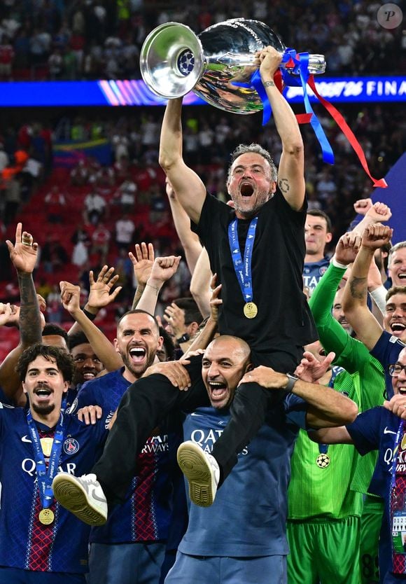 Derrière les trophées, les célébrations et les succès sportifs, Xana demeure une présence invisible mais omniprésente. 

Luis Enrique - Le PSG remporte la Ligue Des Champions 2026, pour la seconde fois d'affilée face à Arsenal au stade Ferenc-Puskas à Budapest le 30 mai 2026. © Christian Liewig/Bestimage