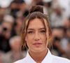 Dans une vidéo pour Vogue, elle confiait avoir une petite obsession pour les Labello, et en posséder une bonne dizaine. 

Adèle Exarchopoulos - Photocall du film "L'Amour Ouf" (Beating Hearts / Compétition) lors du 77ème Festival International du Film de Cannes (14 - 25 mai 2024), le 24 mai 2024. 
© Jacovides / Moreau / Bestimage