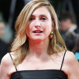 Julie Gayet - Montée des marches du film "Bono : Stories of Surrender" lors du 78ème Festival International du Film de Cannes, au Palais des Festivals à Cannes. Le 16 mai 2025. © Jacovides-Moreau / Bestimage