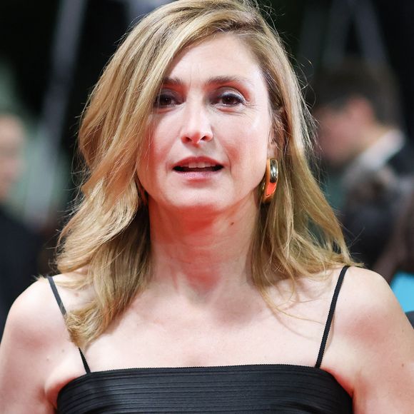 Julie Gayet - Montée des marches du film "Bono : Stories of Surrender" lors du 78ème Festival International du Film de Cannes, au Palais des Festivals à Cannes. Le 16 mai 2025. © Jacovides-Moreau / Bestimage