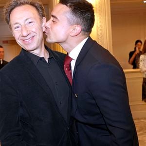 Stéphane Bern et son compagnon Yori Bailleres - Soirée de gala pour la Fondation de la Recherche en Physiologie, "Les Stéthos d'Or" au Four Seasons Hôtel George V à Paris le 24 mars 2025. © Cédric Perrin/Bestimage