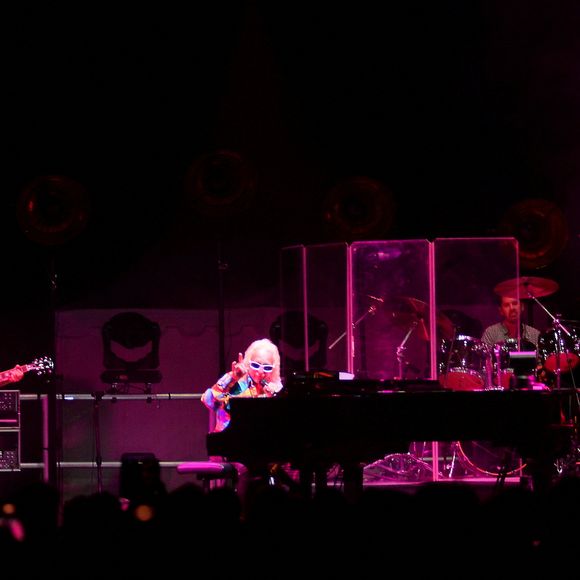 La faute au texte jugé beaucoup trop osé et même provocateur en raison notamment des formules "J'aimerais simplement faire l'amour avec toi/ J'aimerais simplement faire l'amour avec toi".

Exclusif - Michel Polnareff - Les célébrités sont venues applaudir M.Polnareff lors de son concert à la citadelle de Saint-Tropez, le 13 août 2024. 
© Brun Jacob / Nice Matin / Bestimage