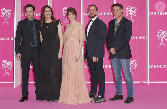 Nicolas Berger-Vachon, Anne Décis, Léa François, Marwan Berreni, Serge Ladron de Guevara producteur de PLUS BELLE LA VIE
CANNESERIES SAISON 5 au Palais des Festivals et des Congrès de Cannes, samedi 2 avril 2022. © Christophe Aubert via Bestimage
|No web - 5ème édition du Festival International Canneseries à Cannes