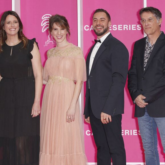 Nicolas Berger-Vachon, Anne Décis, Léa François, Marwan Berreni, Serge Ladron de Guevara producteur de PLUS BELLE LA VIE
CANNESERIES SAISON 5 au Palais des Festivals et des Congrès de Cannes, samedi 2 avril 2022. © Christophe Aubert via Bestimage
|No web - 5ème édition du Festival International Canneseries à Cannes