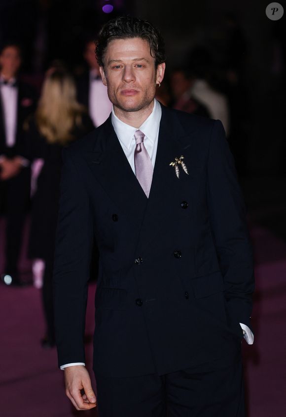 James Norton sur le tapis rose du photocall du bal du British Museum 2025 à Londres, Royaume Uni, le 18 octobre 2025. © GoffPhotos/Bestimage