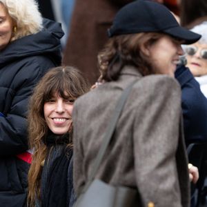 Lou Doillon et Charlotte Gaisnbourg - Inauguration de la passerelle Jane Birkin devant les 41-43 quai de Valmy à Paris le 13 décembre 2025. © Cyril Moreau / Bestimage