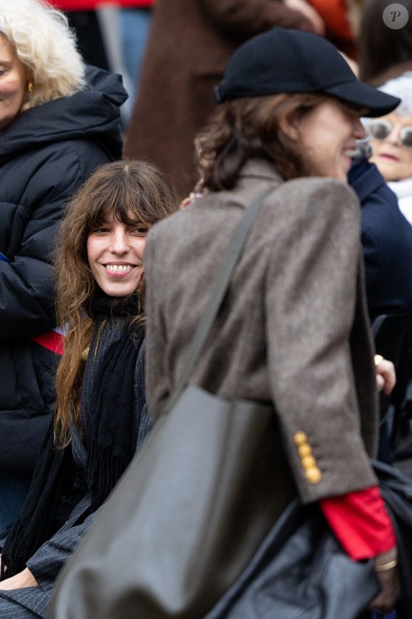 Lou Doillon et Charlotte Gaisnbourg - Inauguration de la passerelle Jane Birkin devant les 41-43 quai de Valmy à Paris le 13 décembre 2025. © Cyril Moreau / Bestimage
