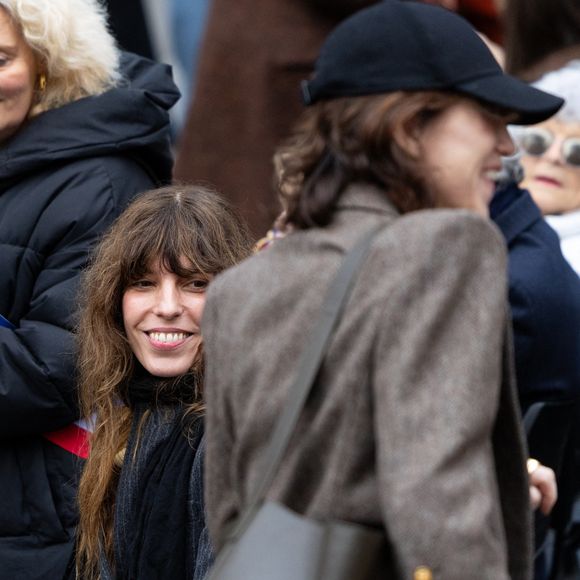 Lou Doillon et Charlotte Gaisnbourg - Inauguration de la passerelle Jane Birkin devant les 41-43 quai de Valmy à Paris le 13 décembre 2025. © Cyril Moreau / Bestimage