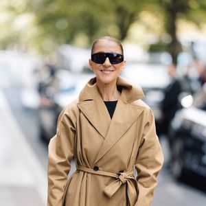 Céline Dion - Céline Dion acclamée par ses fans à la sortie du palace Royal Monceau à Paris. Céline Dion fait son grand retour sur scène à Paris avec une série de concerts exceptionnels à la Paris La Défense Arena du 12 septembre au 17 octobre 2026. Seize dates exclusives en septembre et octobre 2026, ainsi que dix dates en mai 2027, pour un spectacle qui s'annonce d'ores et déjà historique. Paris le31/08/2026.
© Tiziano Da Silva / Bestimage