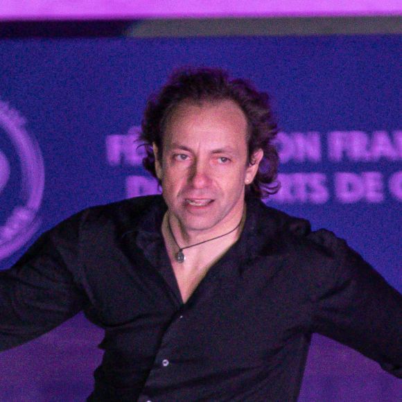 Il a obtenu les médailles de bronze aux Jeux Olympiques d'hiver de 1994 à Lillehammer et de 1998 à Nagano, et est également devenu vice-champion du monde en 1994

Philippe Candeloro - Patinage artistique : Tournée de l'équipe de France à Boulogne Billancourt le 8 avril 2022. © Aurélien Morissard / Panoramic / Bestimage