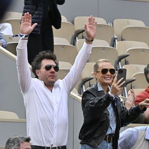 Laeticia Hallyday avec son amoureux à Roland-Garros

Laeticia Hallyday et son compagnon Frédéric Suant très amoureux dans les tribunes lors des Internationaux de France de Tennis de Roland Garros, à Paris, France. © Chryslene Caillaud/PsnewZ/Bestimage