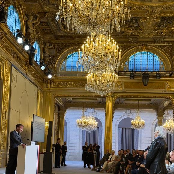 Emmanuel Macron, Hugues Aufray - Hugues Aufray (97 ans) a été élevé au rang de commandeur de l'ordre national du Mérite par Emmanuel Macron au palais de l’Elysée à Paris le 15 septembre 2026. | 00770130