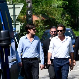 Anthony Delon et son demi-frère Alain-Fabien découvrent les hommages devant les grilles de la propriété de Douchy, quelques heures avant les obsèques de leur père, A.Delon, le 24 août 2024. (Agence / Bestimage).