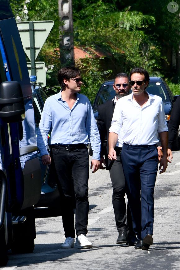 Anthony Delon et son demi-frère Alain-Fabien découvrent les hommages devant les grilles de la propriété de Douchy, quelques heures avant les obsèques de leur père, A.Delon, le 24 août 2024. (Agence / Bestimage).