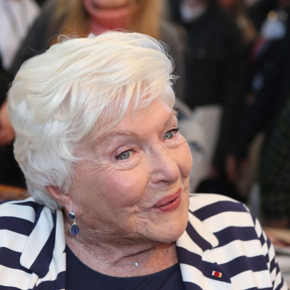 Malgré son âge, elle a décidé de ralentir ses activités tout en restant engagée.

Line Renaud - Salon du Livre 2019 à la Porte de Versailles à Paris du 15 au 18 mars 2019. © Jean-Claude Woestelandt / Bestimage