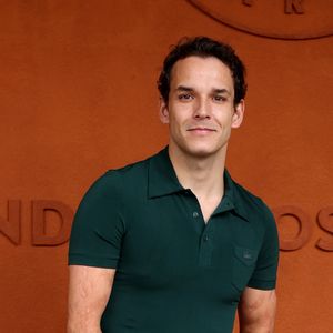 Il présente "Slam" sur France 3 depuis septembre 2024 et a lancé la cérémonie d'ouverture des Jeux Paralympiques de Paris 2024.

Théo Curin au village lors des Internationaux de France de Tennis de Roland Garros 2025, à Paris, France, le 4 Juin 2025. © Jacovides-Moreau/Bestimage