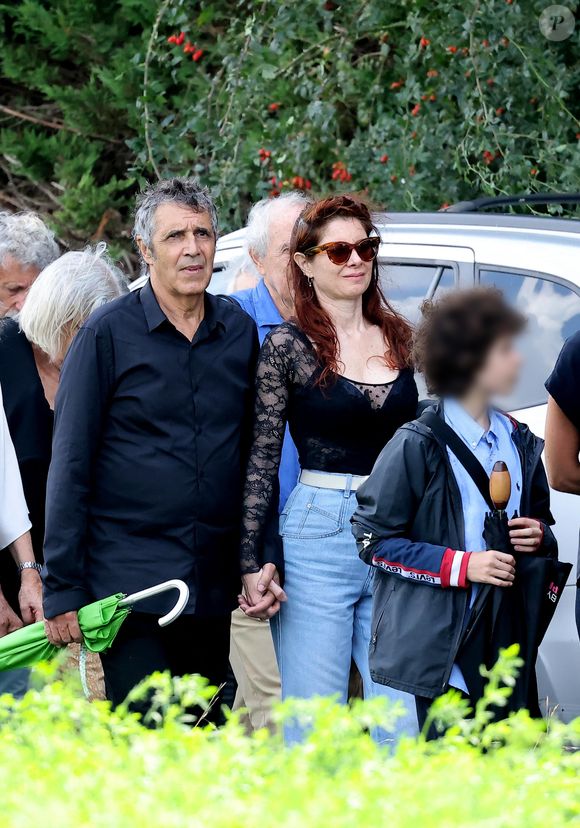 Julien Clerc, sa femme Hélène Grémillon et leur fils Léonard Clerc aux obsèques civiles du journaliste Gérard Leclerc au cimetière des Trois-Moutiers à Loudun, dans la Vienne, France, le 24 août 2023 ; dont son père avait longtemps été le maire et où il avait lui-même siégé au conseil municipal. Le journaliste est mort dans un accident d'avion touristique qui s'est écrasé le 15 août. © Dominique Jacovides/Bestimage