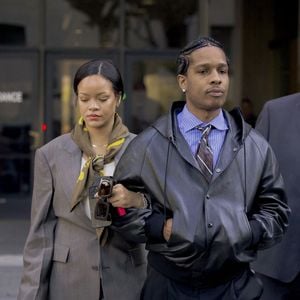 Selon le Dailymail, Rihanna était assise aux côtés de la mère et de la sœur de son chéri au premier rang de la salle d'audience, entourée de plusieurs agents de sécurité, pendant toute la durée du procès. 

Exclusif - Rihanna et A$AP Rocky sortent du tribunal de Los Angeles le 7 février 2025 @Backgrid USA / Bestimage