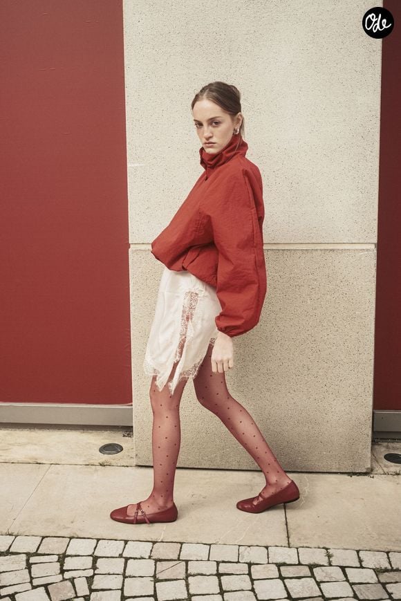 Quelques vêtements bien choisis et des accessoires ciblés suffisent amplement à réveiller une tenue basique.