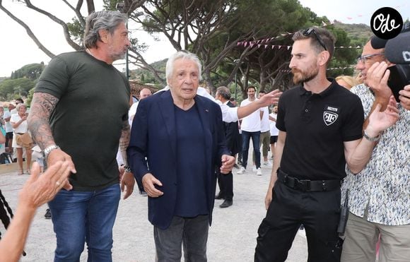 Exclusif - Michel Sardou remet le trophée au vainqueur - Michel Sardou rend hommage à son père en famille lors du premier trophée de pétanque "Fernand Sardou" à Bormes-les-Mimosas le 29 mai 2026. 

© Franz Chavaroche / Bestimage
