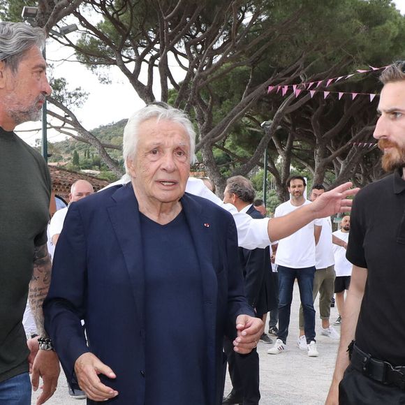 Exclusif - Michel Sardou remet le trophée au vainqueur - Michel Sardou rend hommage à son père en famille lors du premier trophée de pétanque "Fernand Sardou" à Bormes-les-Mimosas le 29 mai 2026. 

© Franz Chavaroche / Bestimage