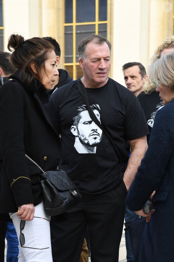 Les familles et les proches des victimes de l'accident d'hélicoptère, survenu lors du tournage en Argentine du jeu d'aventure "Dropped", se sont réunis pour rendre hommage aux disparus et réclamer justice sur l'Esplanade du Trocadéro à Paris, France, le 11 mars 2017. © Lionel Urman/Bestimage
