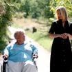 "Elle ne peut désormais plus marcher" : Mimie Mathy se livre sur son quotidien en fauteuil depuis son refuge de Vaison-la-Romaine