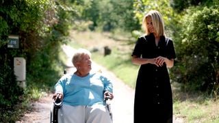 "Elle ne peut désormais plus marcher" : Mimie Mathy va se livrer sur son quotidien en fauteuil depuis son refuge de Vaison-la-Romaine