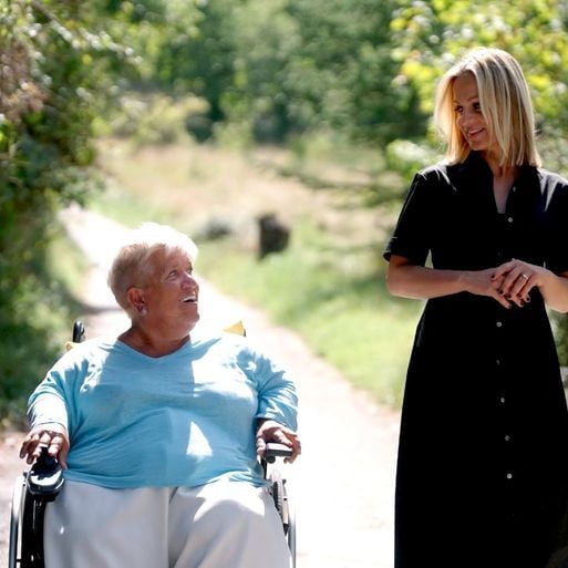 "Elle ne peut désormais plus marcher" : Mimie Mathy va se livrer sur son quotidien en fauteuil depuis son refuge de Vaison-la-Romaine